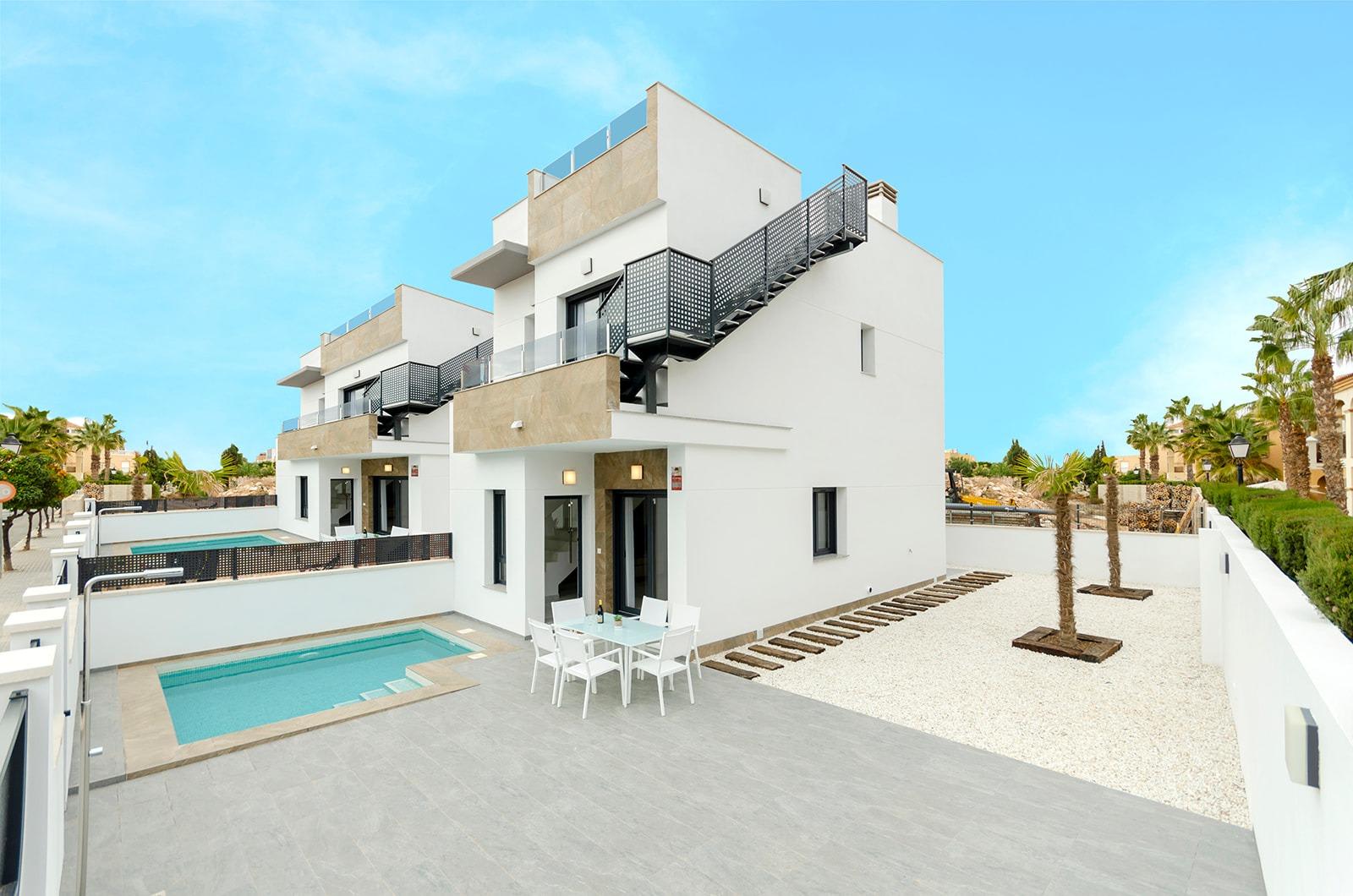 Ny villa med takterrasse og privat basseng, bilde 1