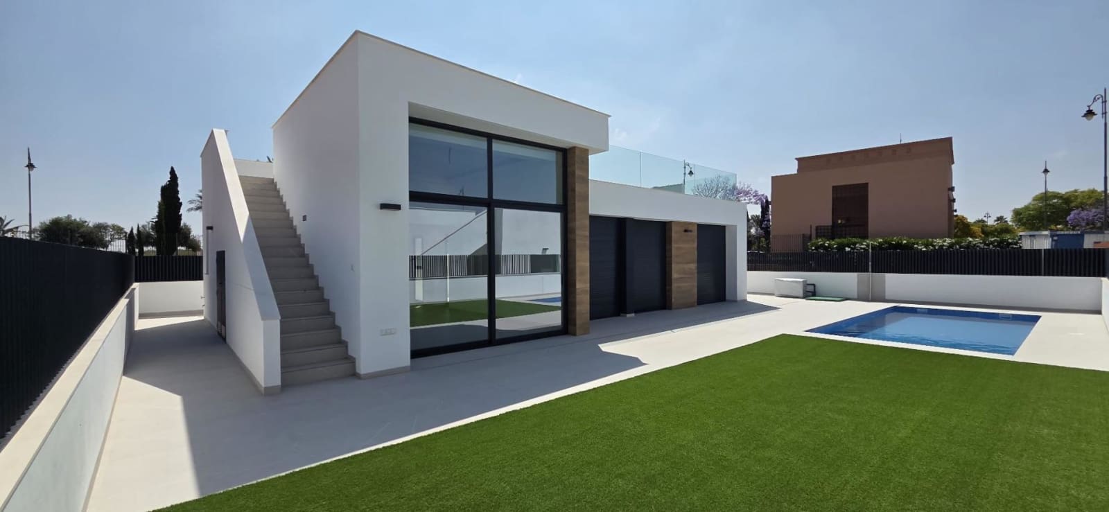 Ny villa med takterrasse og privat basseng, bilde 1