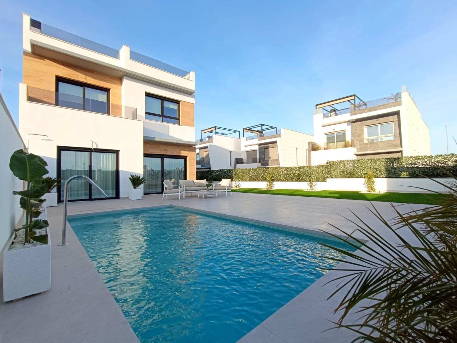 Nybygd villa med takterrasse og privat basseng, bilde 1