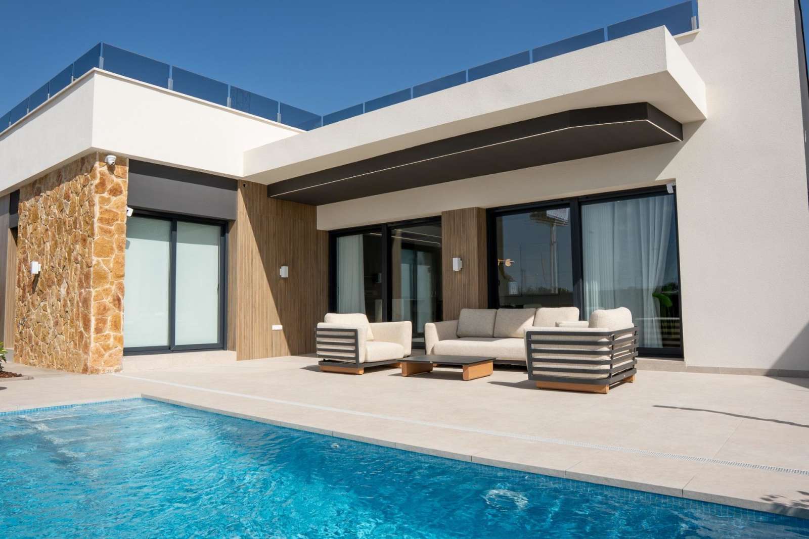 Ny villa med takterrasse og privat basseng, bilde 1