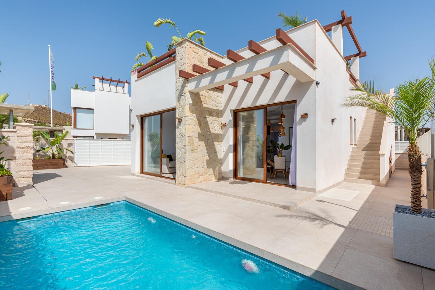Nybygd villa med takterrasse og privat basseng – Gangavstand til strand i Vera, bilde 1