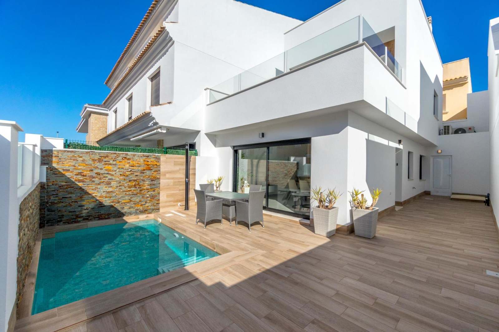 Nybygd villa med takterrasse og privat basseng, bilde 1