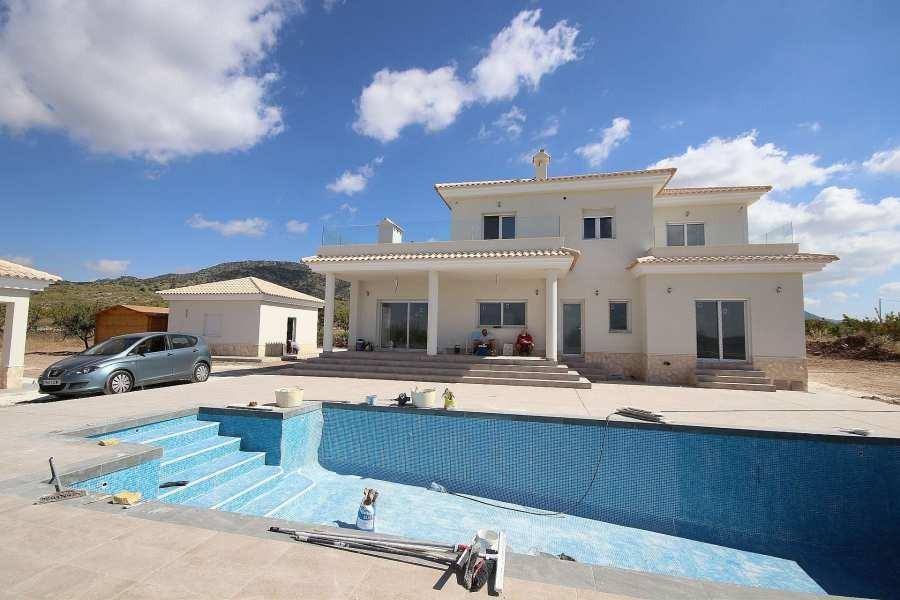 Nybygd villa med privat basseng – 4 soverom og 10 000 m² tomt, bilde 1