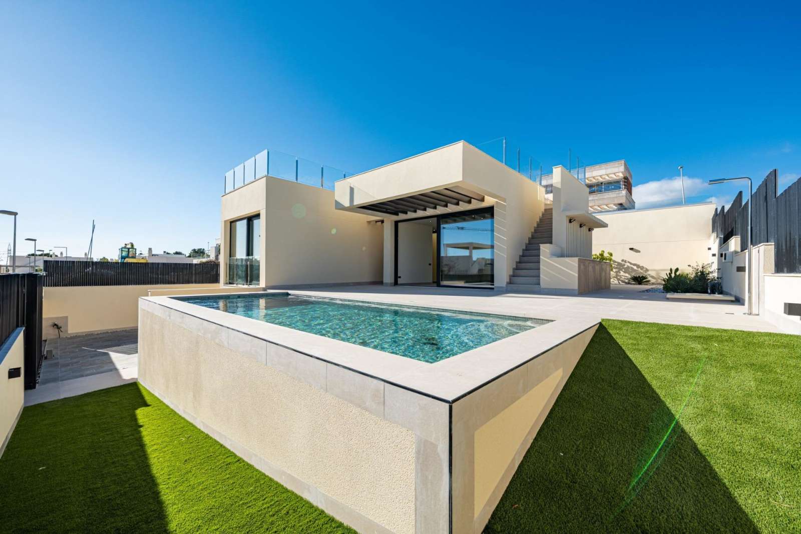 Fantastisk villa med havutsikt og takterrasse – Nøkkelferdig og privat basseng, bilde 1