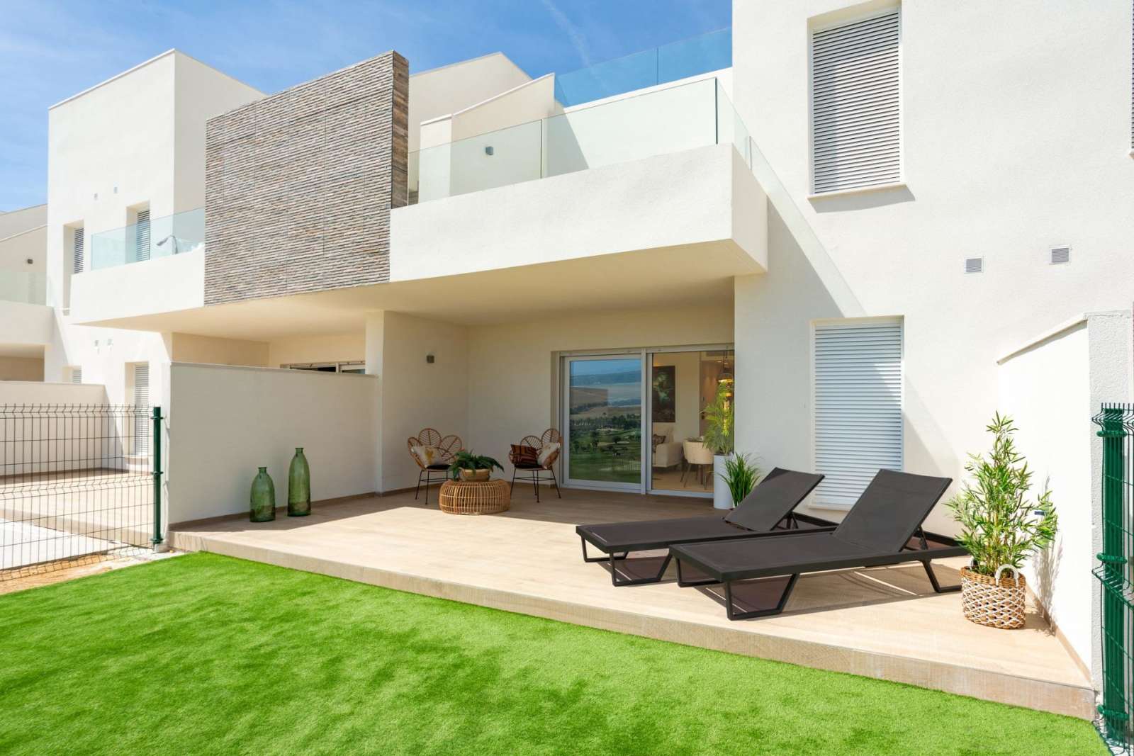Nybygd bungalow med takterrasse – 2 soverom og fellesbasseng, bilde 1