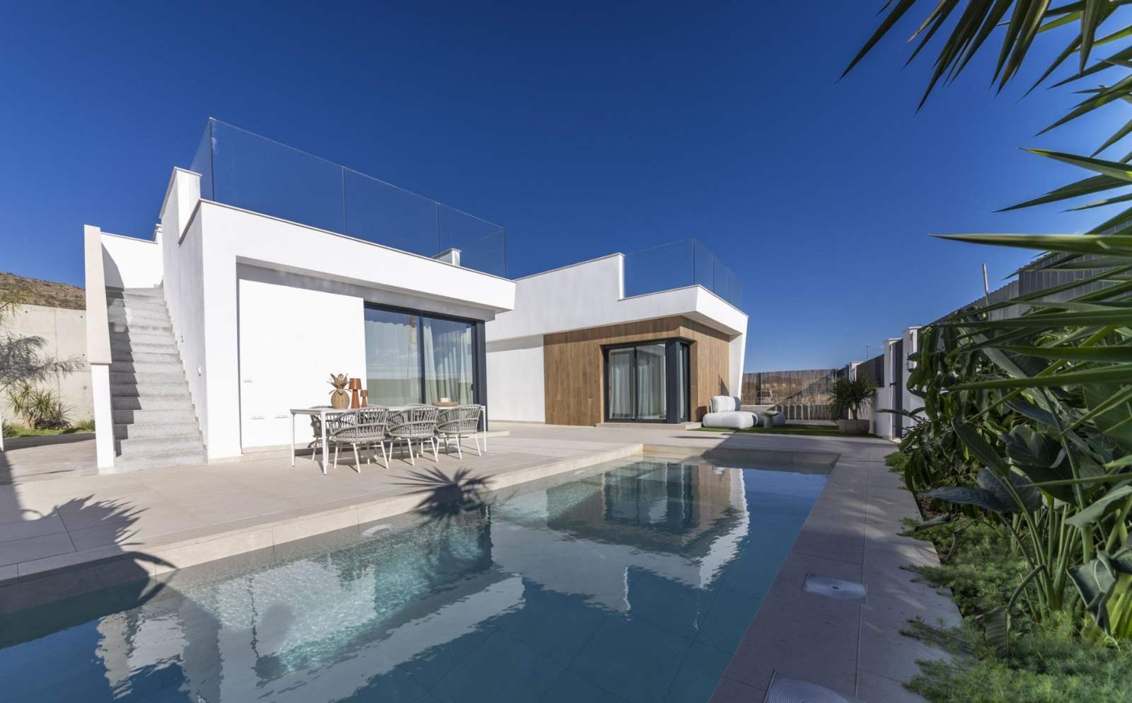 Kjempeflott villa med takterrasse og privat basseng – Nybygg og 3 soverom, bilde 1
