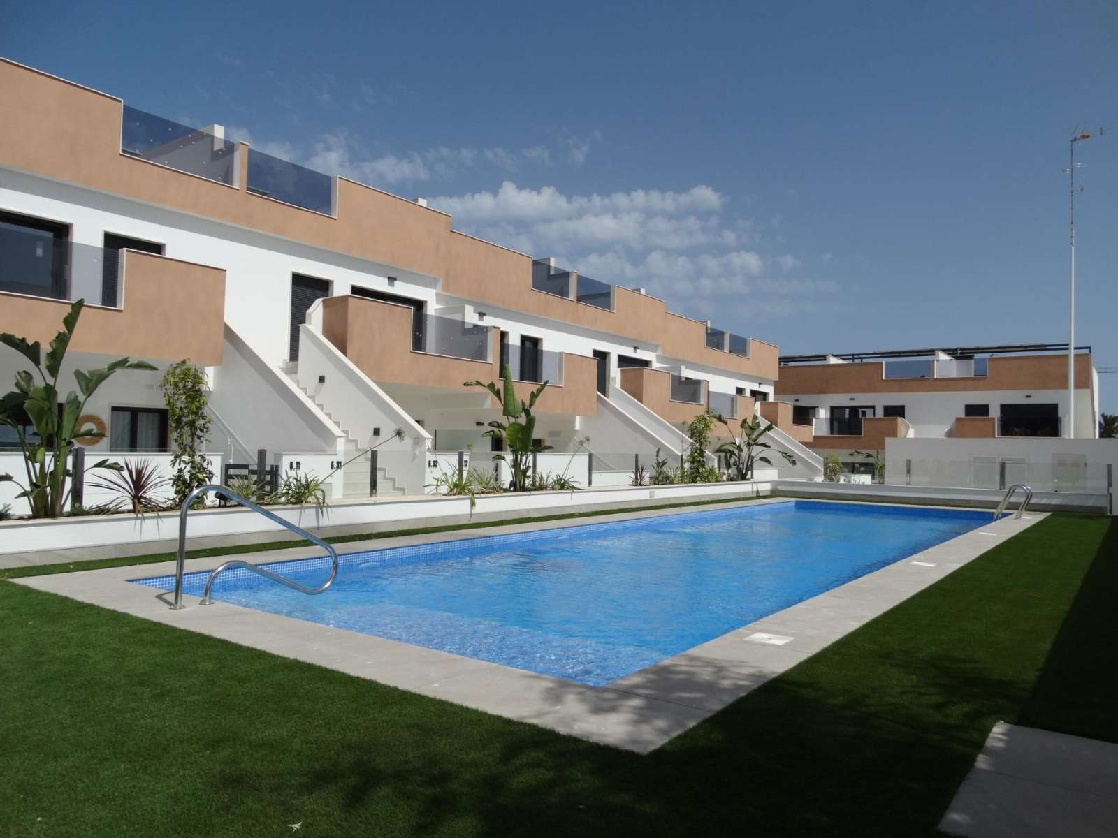 Nybygd bungalow med takterrasse og fellesbasseng, bilde 1