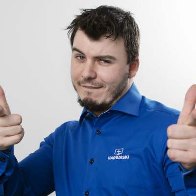 Erlend viser tommel opp