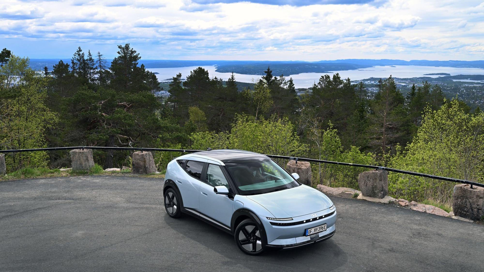 Hyundai IONIQ 3 ved utsiktspunkt