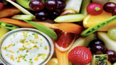 Fruktfat med grønnsaker og dip