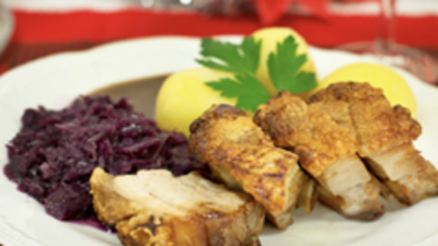 Svineribbe med rødkål, svisker, eple og julesaus