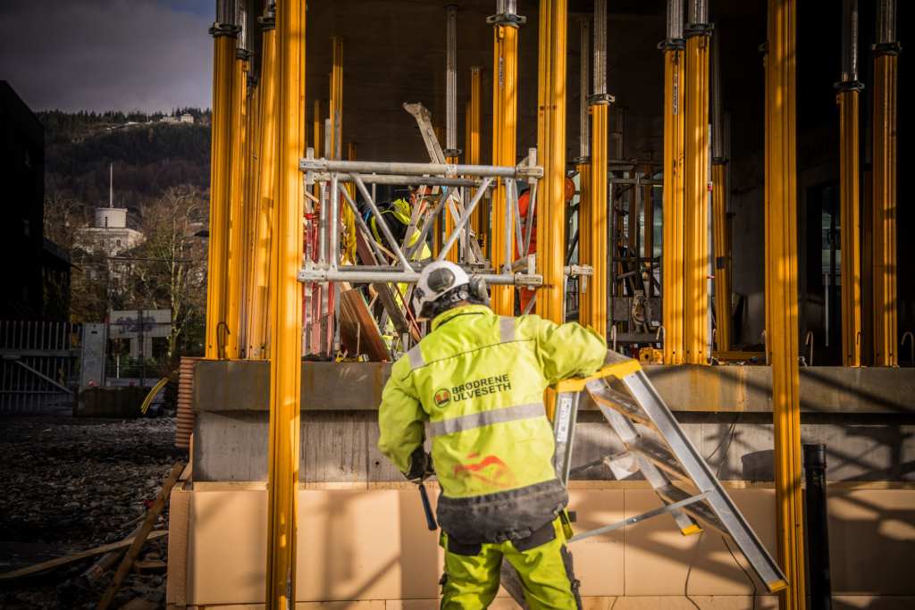 Klikk for å se større bilde Betongfagarbeider på byggeplass.