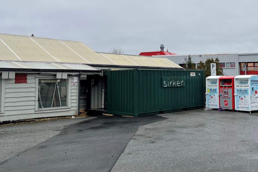 Klikk for å se større bilde Ombrukscontainer plasser på Straume
