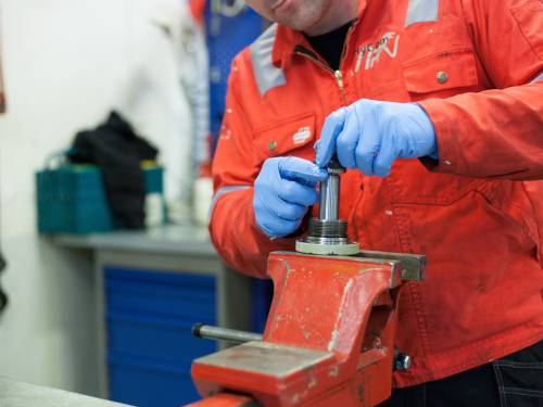 Illus: We are looking for a skilled Hydraulic Mechanic