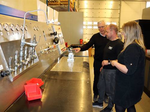 Illus: Two and a half years of further education in hydraulics through the Vocational School has been completed.