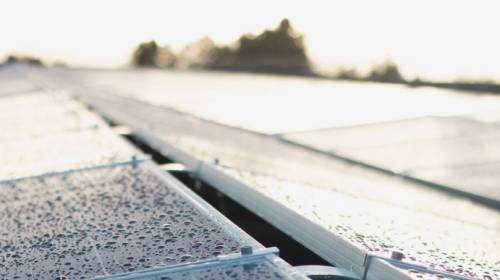 Illus: Lagercontainer med solceller og batteribank