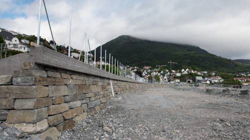 Illus: Skille av jernbanetrase og bybanetrase med natursteinsmur