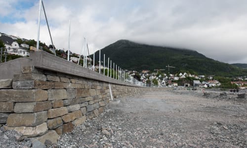 Illus: Skille av jernbanetrase og bybanetrase med natursteinsmur