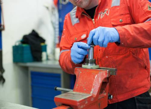 Illus: We are looking for a skilled Hydraulic Mechanic