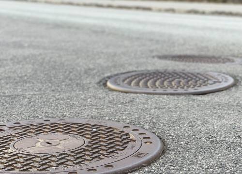 Illus: Varför är brunnslocken inte i nivå med vägen?