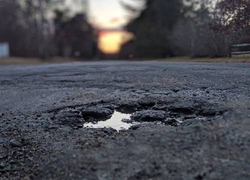 Illus: Hål i asfalten