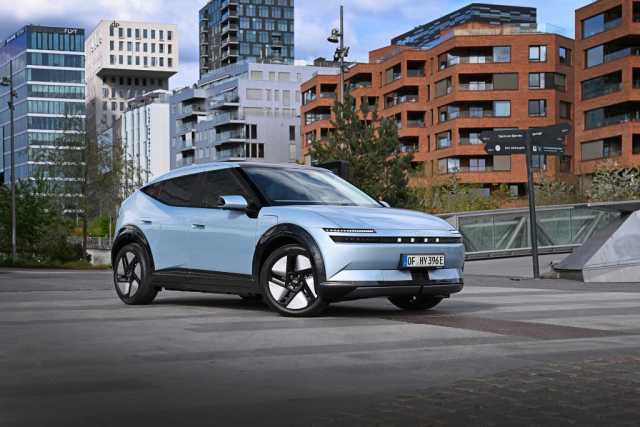 Hyundai IONIQ 3 i bymiljø og norsk natur - image 1