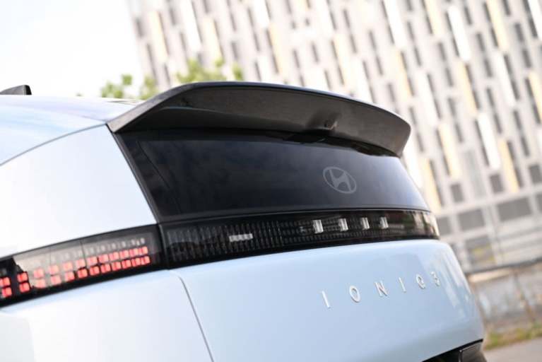 Hyundai IONIQ 3 sett forfra og fra siden
