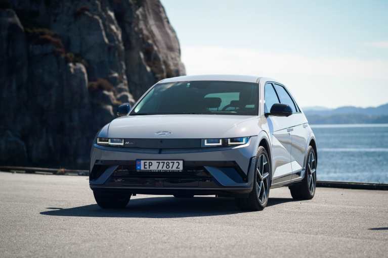 Hyundai IONIQ 5 i grå farge parkert ved sjøen