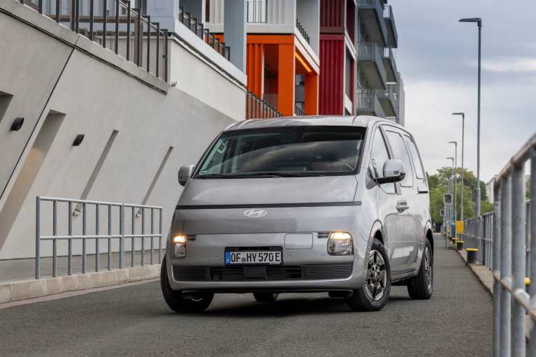 Hyundai STARIA Electric varebil sett skrått forfra