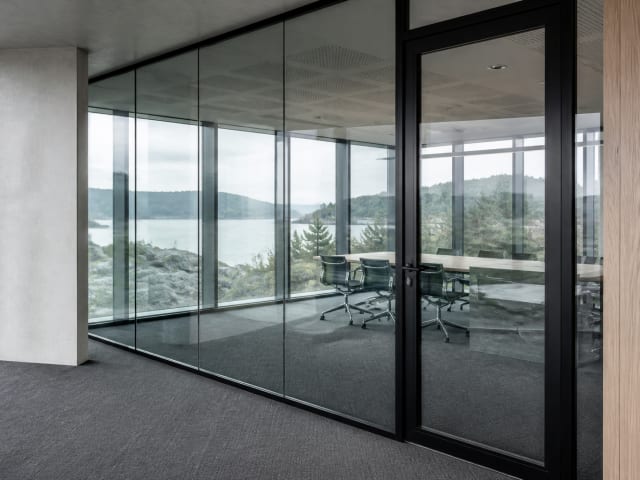 Glassvegg og glassdør i moderne kontor