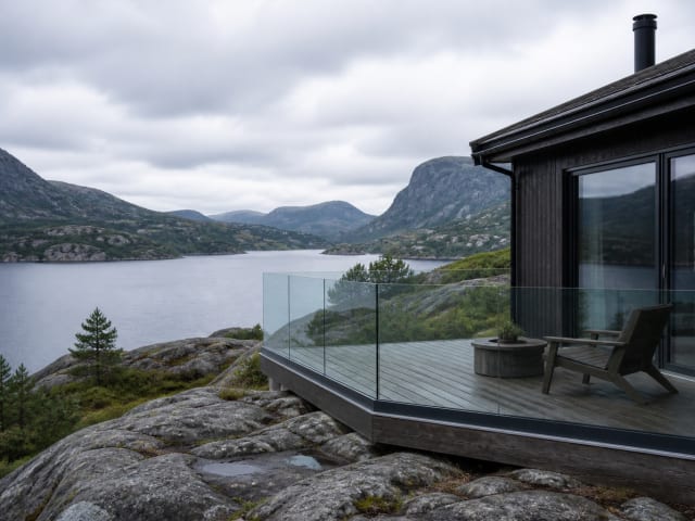 Rammeløst glassrekkverk på terrasse ved norsk hytte