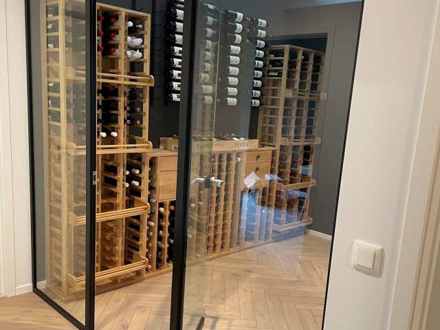Vinrom i glass og sort ramme