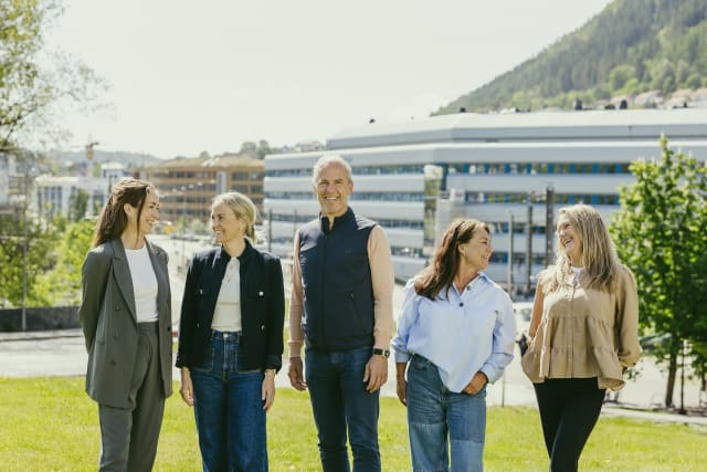 Illustrasjon Team som samarbeider om en oppgave