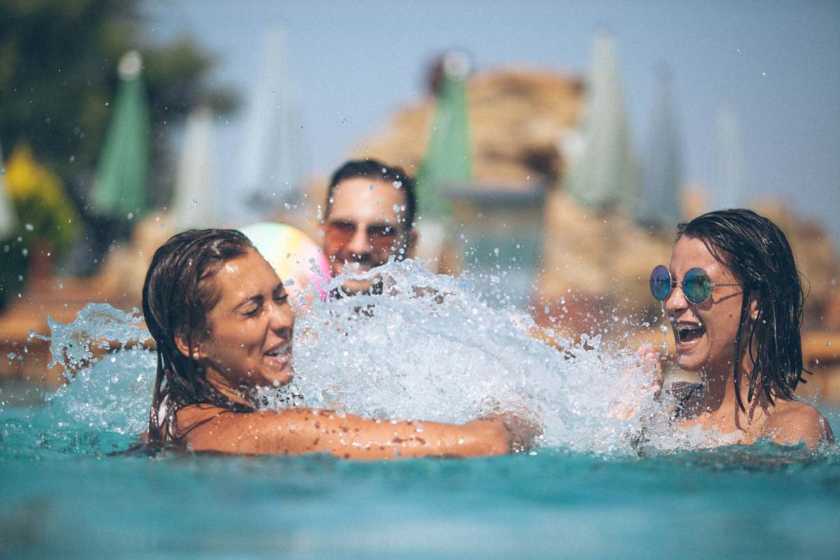 Venner koser seg ved bassenget i Costa Blanca-solen