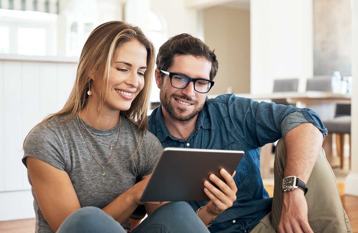 L&aring;nekonsultasjon mellom r&aring;dgiver og kunder som diskuterer spansk eiendomsfinansiering