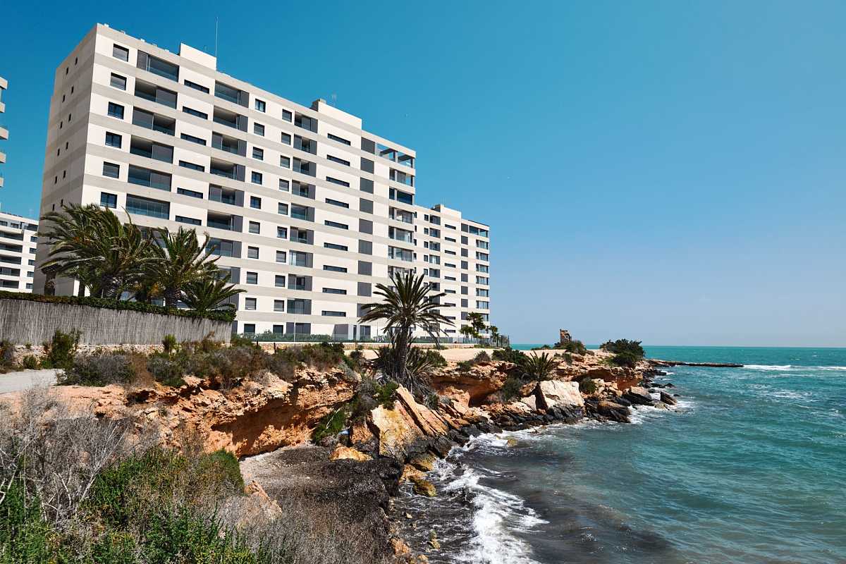 Kystbilde fra Punta Prima på Costa Blanca, Alicante-provinsen