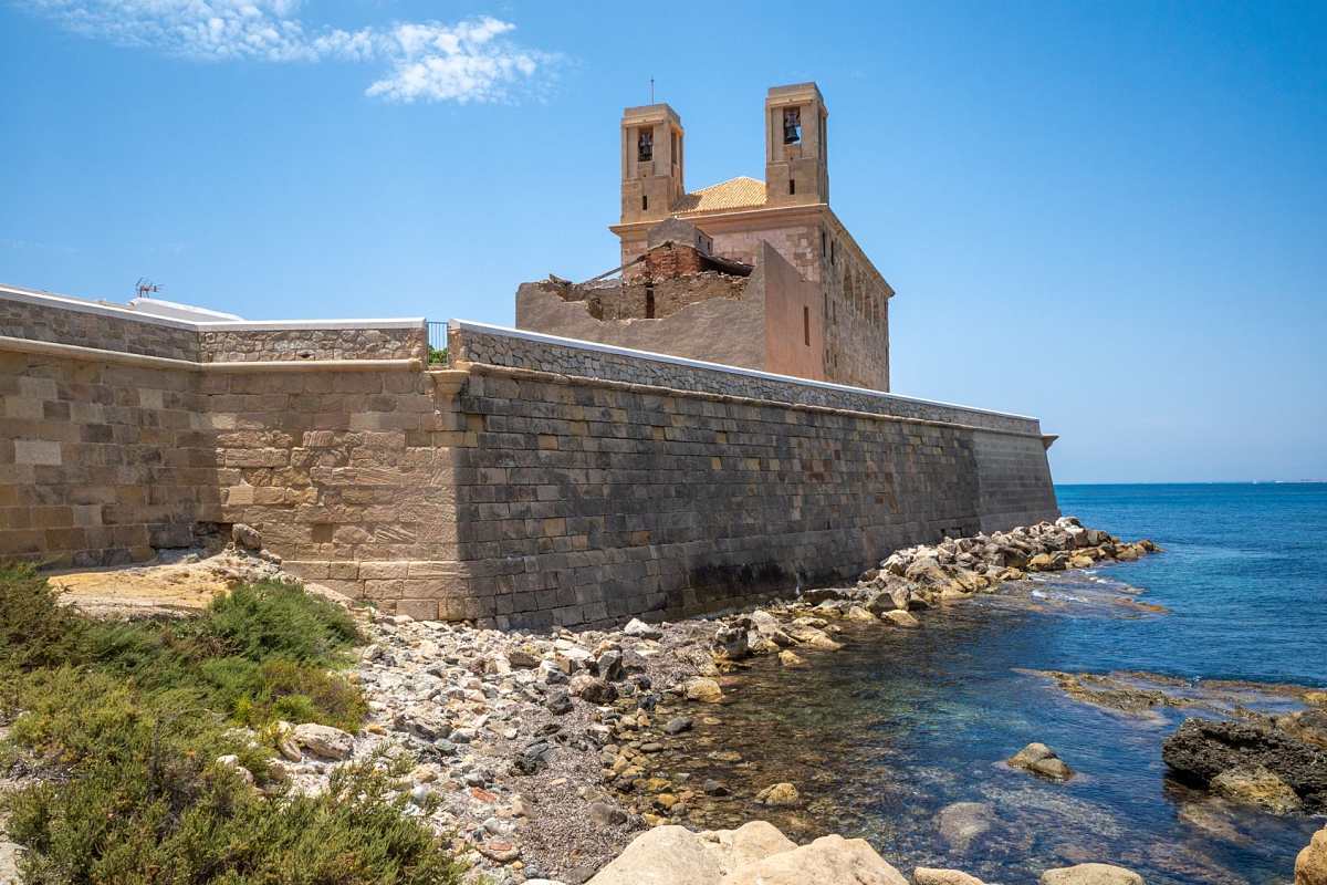 Historisk steinkirke på Tabarca-øyen med Middelhavet i bakgrunnen