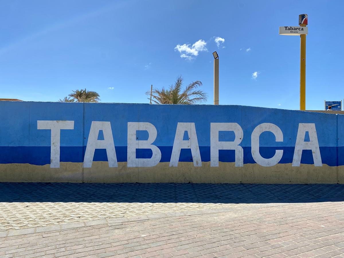 Tabarca-øyens hovedhavn med tradisjonelle fiskebåter og krystallklart vann