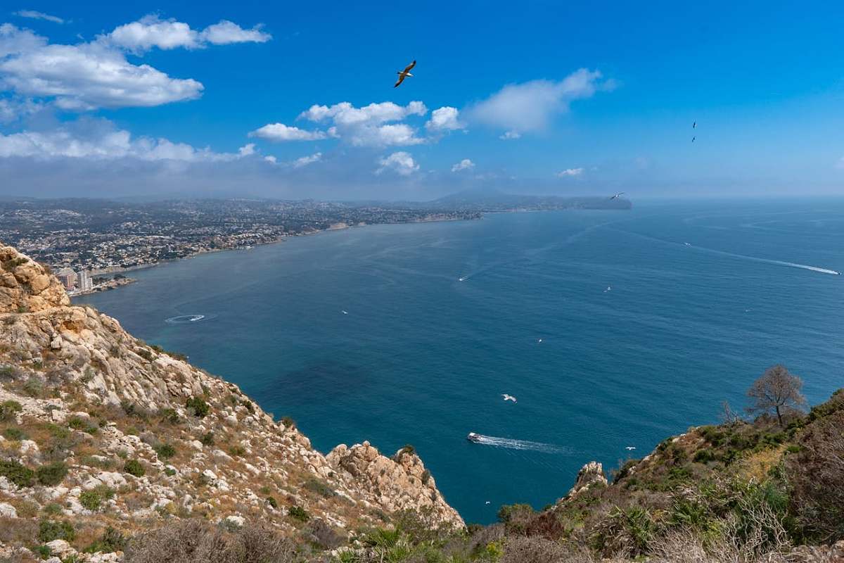 Flyfoto av Calpe med byen, strendene og omkringliggende fjell