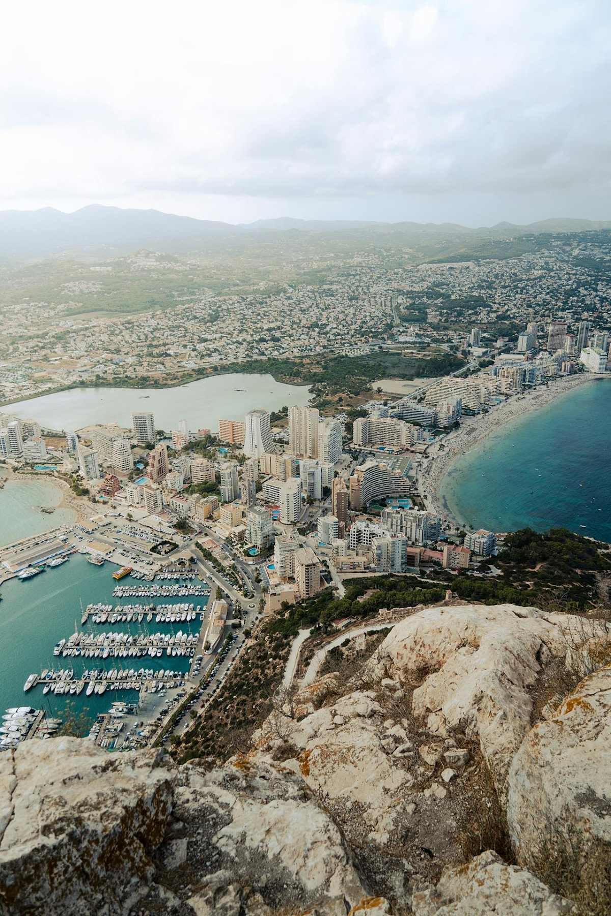 Panoramautsikt fra Peñón de Ifach som viser Calpes kystlinje og boligområder