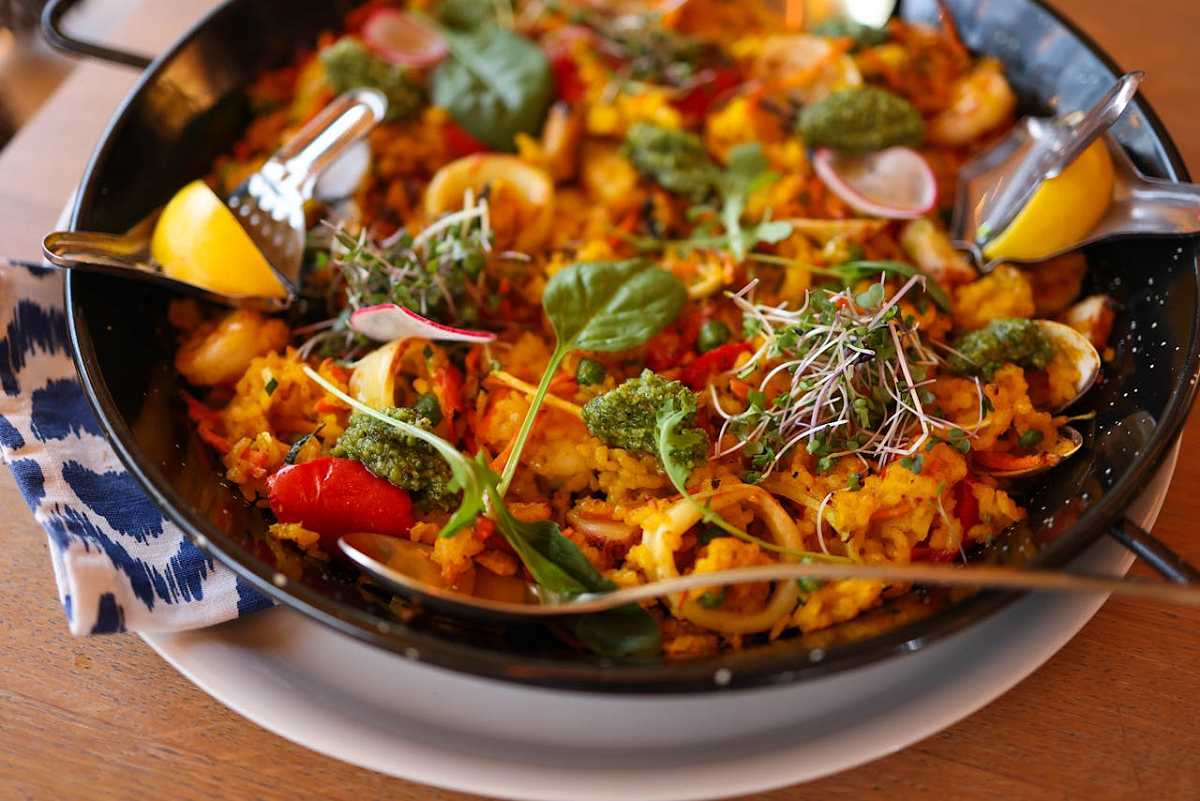 Spansk kafeterrasse om ettermiddagen