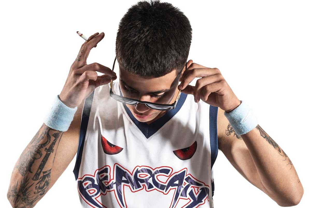 Spansk gatemotescene med lokale kledd avslappet men pent