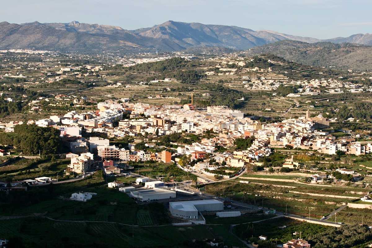 Moderne middelhavsvilla med terrasse og basseng