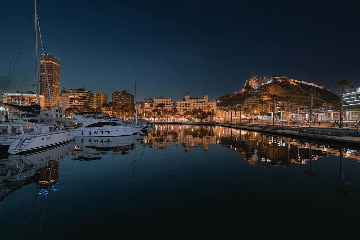 Havnen og marinaen i Alicante oplyst om aftenen