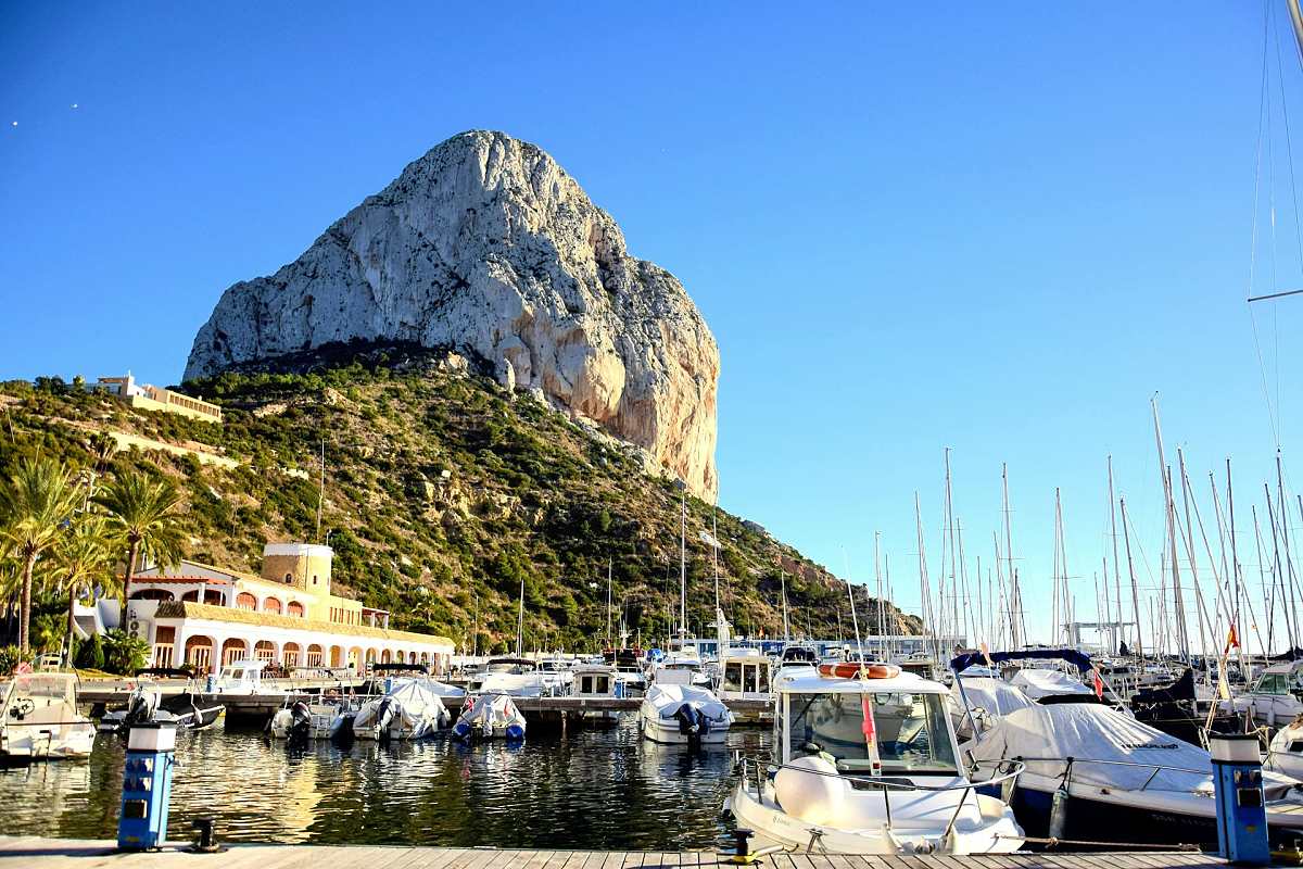 Montagne de Calpe et marina sur la côte