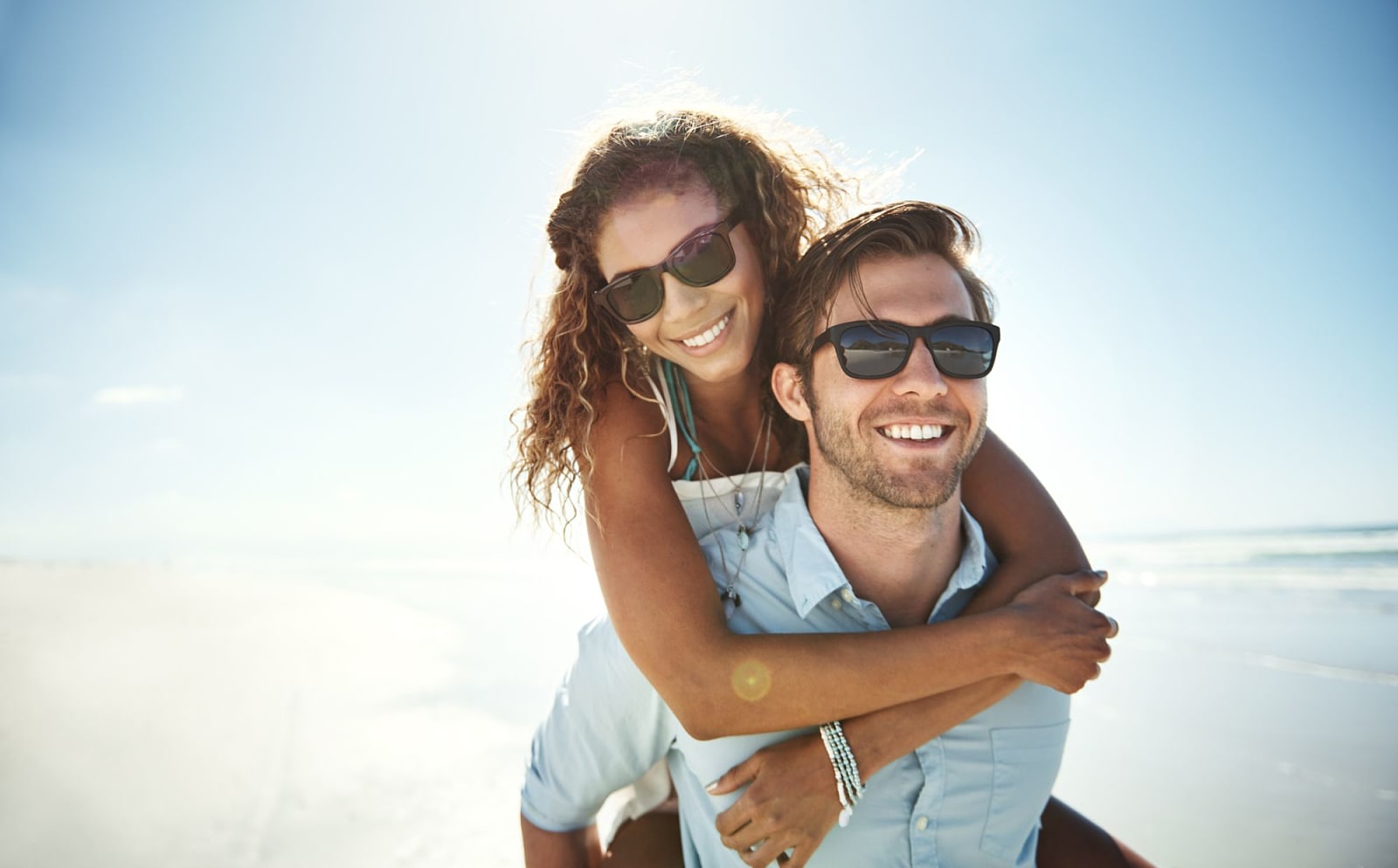 Счастливая пара наслаждается здоровым образом жизни в Испании