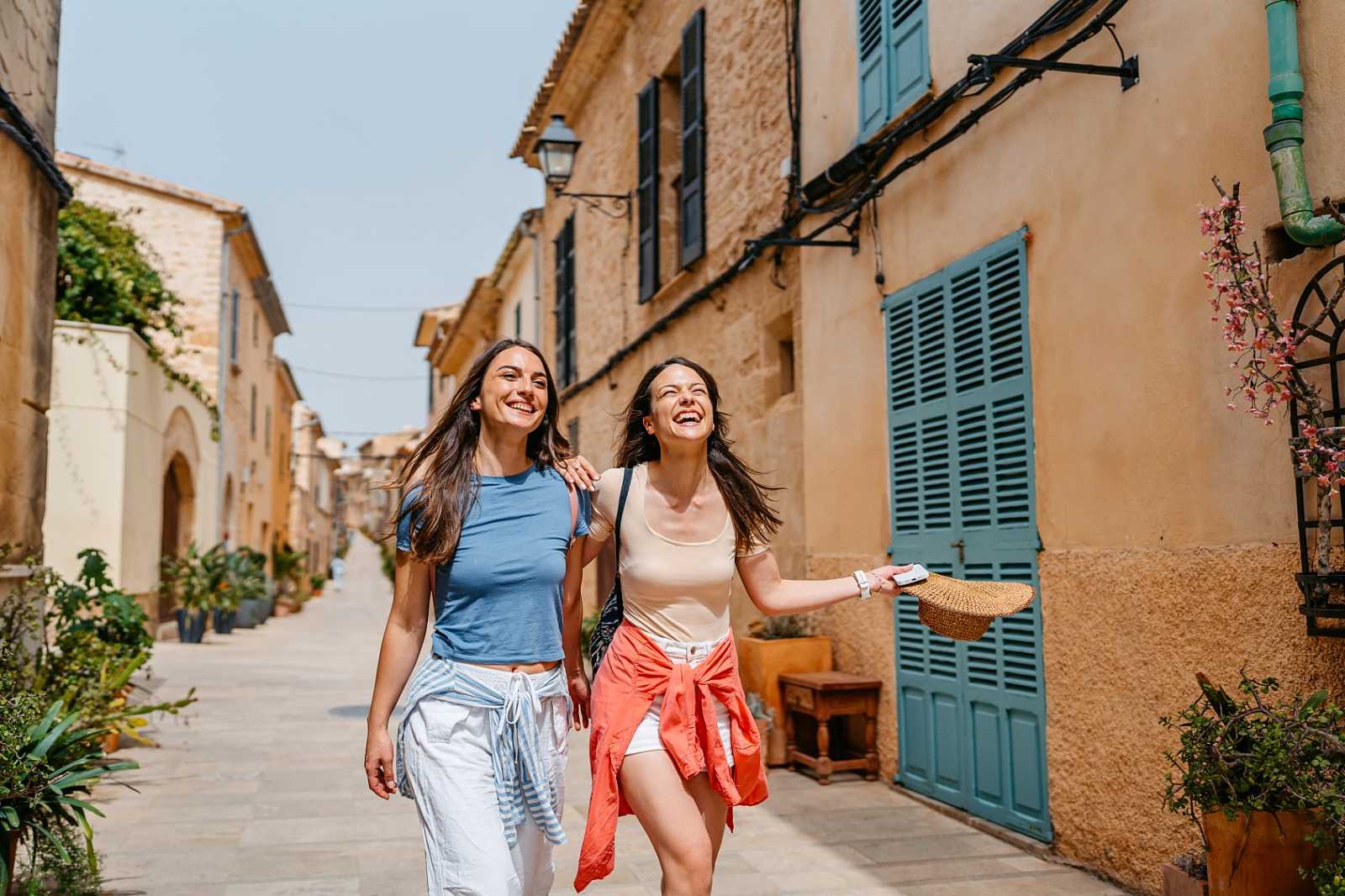 Venner nyter en sosial sammenkomst i Spania