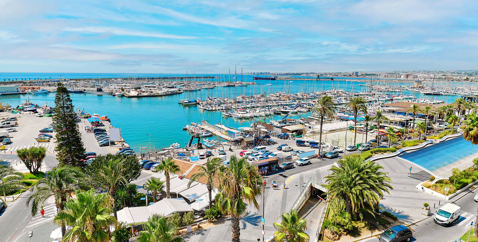 Panoramablick auf den Hafen von Torrevieja von oben, Costa Blanca Süd