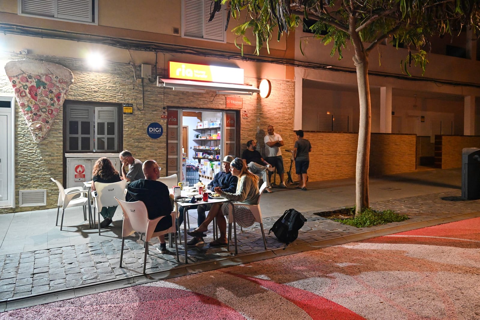 Kvinna som njuter av en drink på en strandrestaurang med medelhavsutsikt