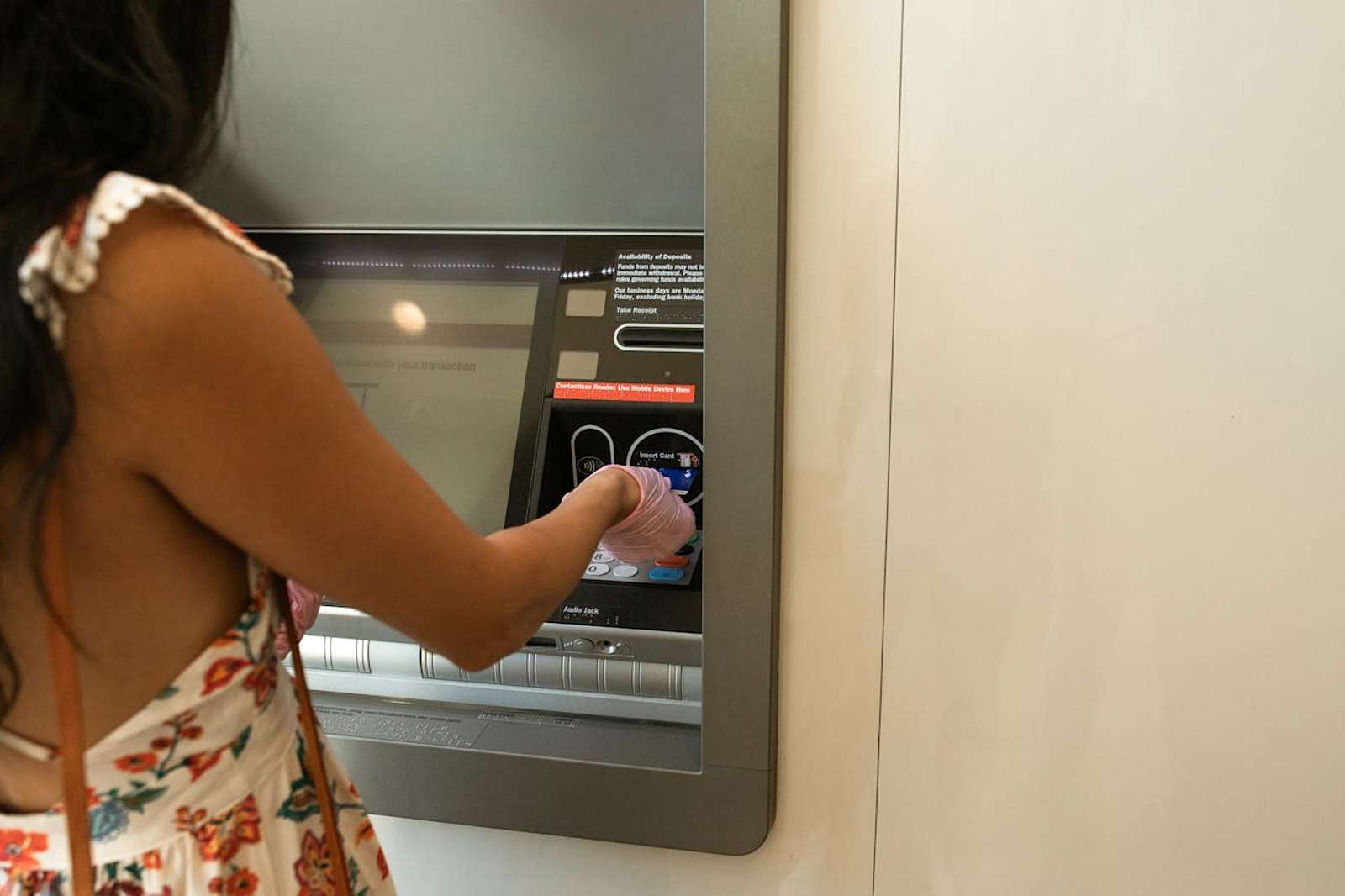 Fagperson gjennomgår dokumenter for eiendomskjøp i Spania